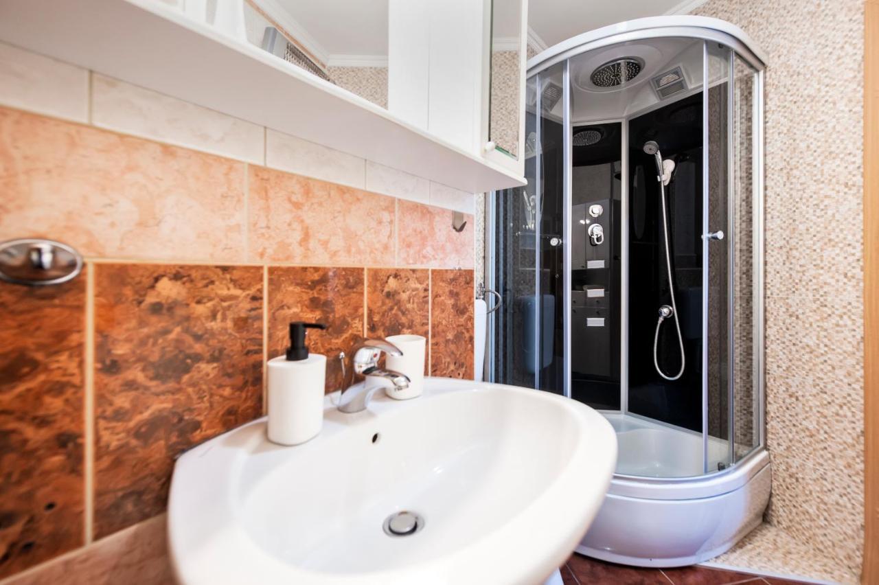 Ap Downtown Apartment ロヴィニ エクステリア 写真