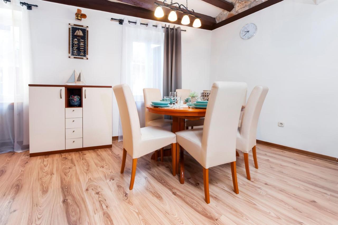 Ap Downtown Apartment ロヴィニ エクステリア 写真