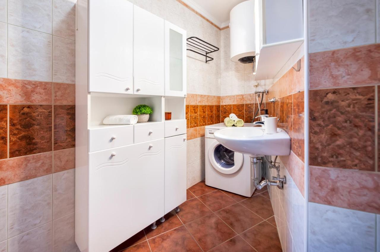 Ap Downtown Apartment ロヴィニ エクステリア 写真
