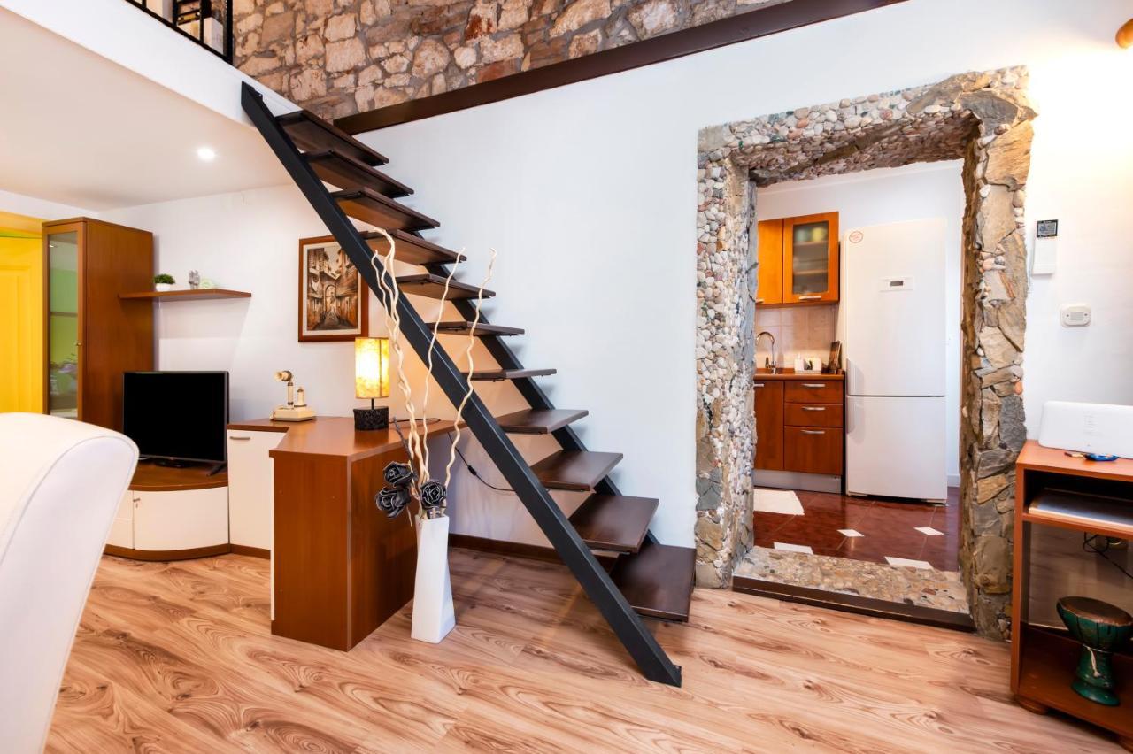Ap Downtown Apartment ロヴィニ エクステリア 写真